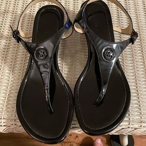MICHAEL MICHAEL KORS PATENT LEATHER SANDALS